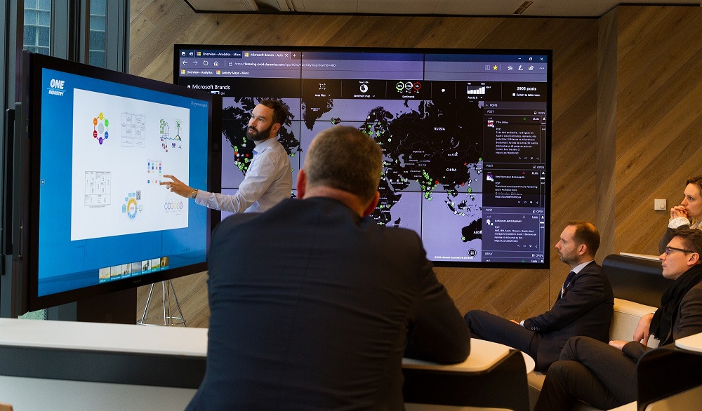 Compositeur Digital screenshot: Man doing a presentation in front of people while using Compositeur Digital to show, manipulate and annotate documents
