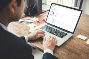 Corrigo Software - Corrigo user views the Service Provider Insights dashboard to view the company's vendor network and understand how to improve performance and contain costs.